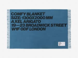 Für die kalten Sommerabende etwas Warmes: Die Giant Cosy Blanket von Axel Arigato hält, was sie verspricht. // Axel Arigato Giant Cosy Blanket
