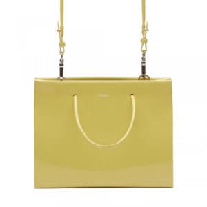 Medea ist ein aufsteigender Star im Fashionbusiness. Beim Anblick dieser Tasche sind wir nicht überrascht. // Medea Hanna Latex Mustard