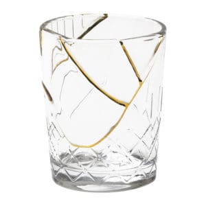 Manchmal lohnt es sich kaputte Dinge zu reparieren. In Japan ist das Dank der Kintsugi-Methode schon gang und gäbe. Warum also nicht auch hier? // Seletti Kintsugi-Glas