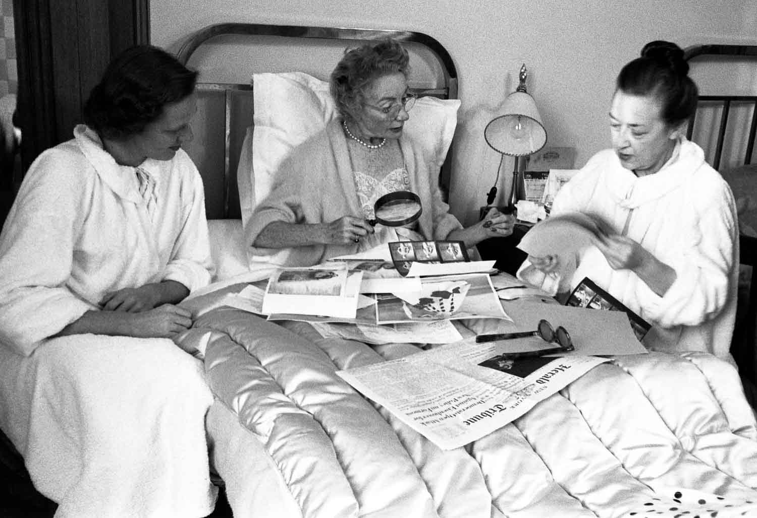 Carmel Snow, rédactrice en chef d'Harper's Bazaar à l'Hôtel San Regis, regardant les planches de contacts avec la photographe Louise Dahl Wolfe, Paris 1953.