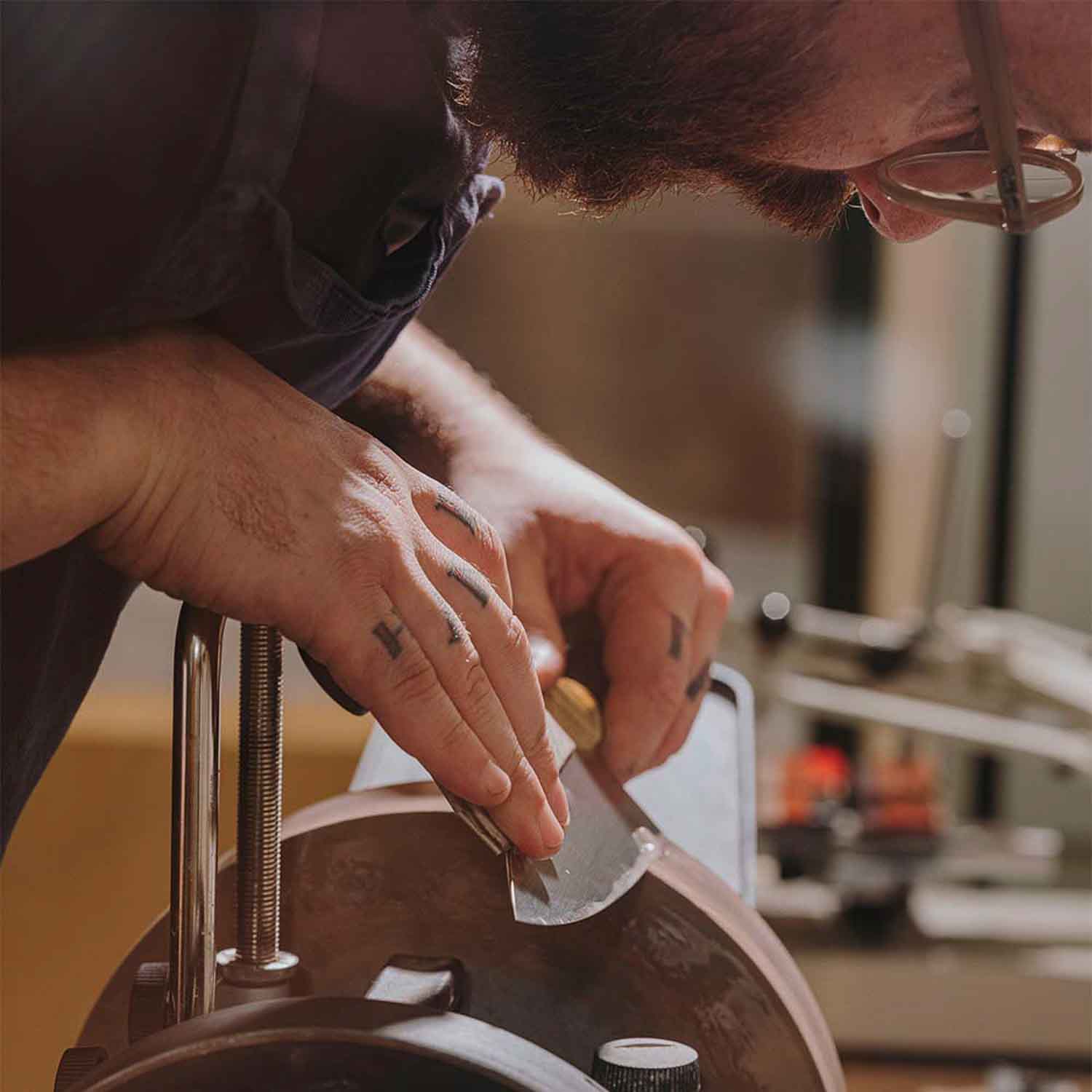 Tomer Botner fertigt und schleift jedes Messer einzeln in Handarbeit. Foto: FKK