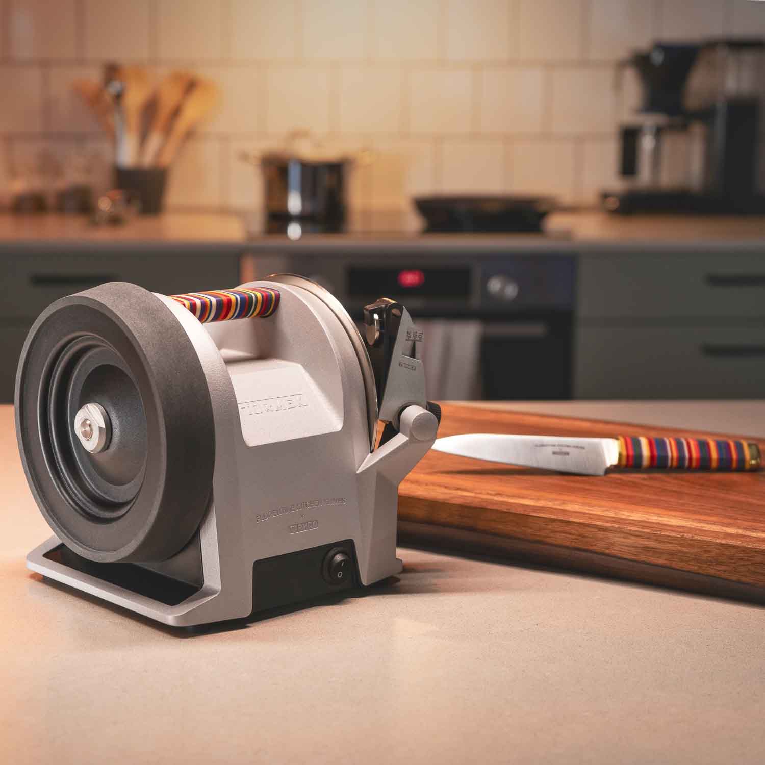 Die limitierte Sonderedition der Schleifmaschine Tormek T1 mit buntem Griff. Foto: FKK 