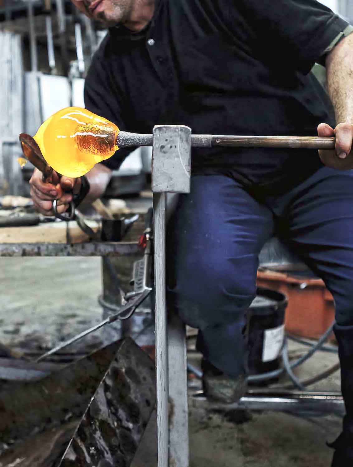 Jeder Glaskörper der Leuchten wird einzeln von Hand gefertigt. Foto: Terzani