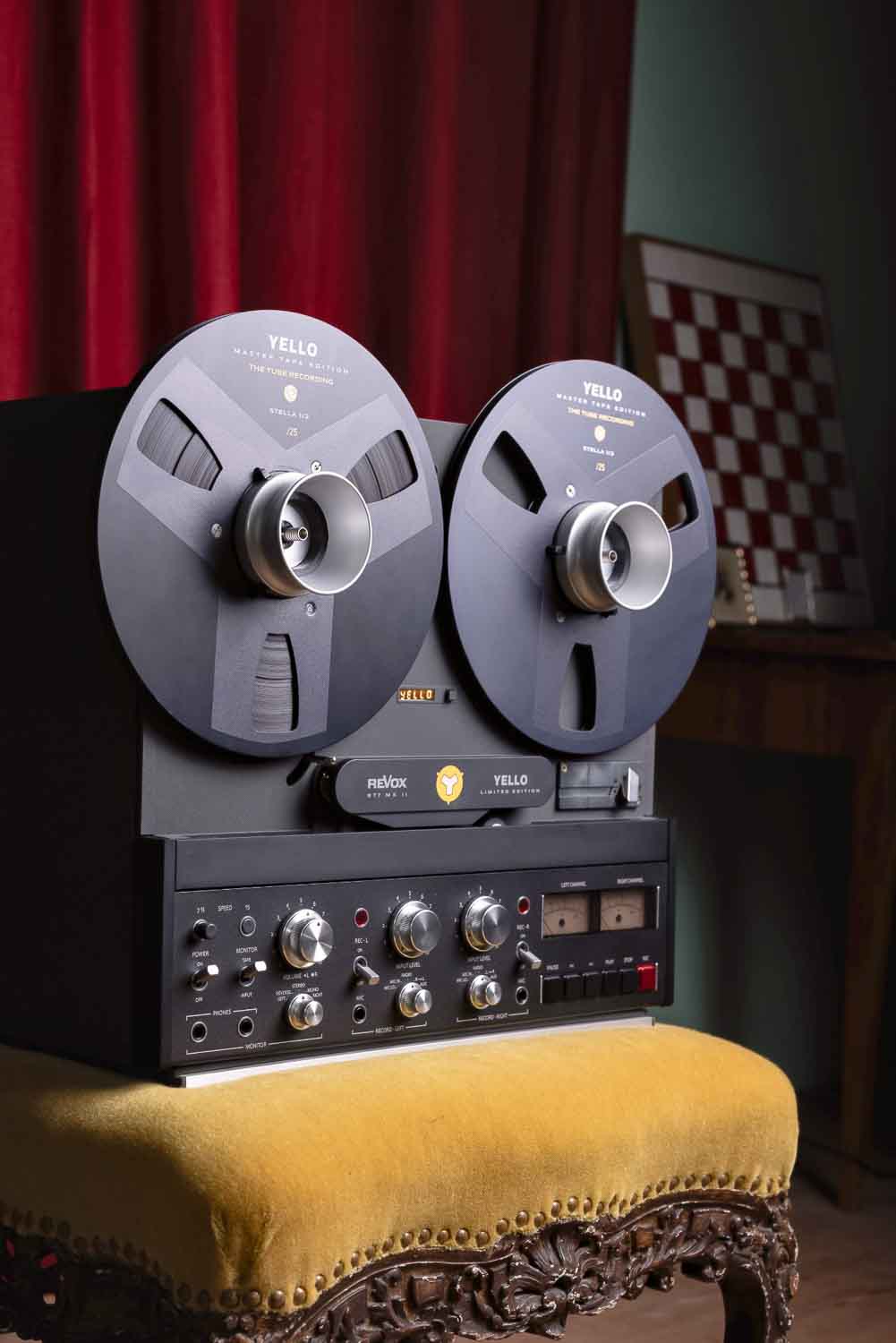 Die „Revox B77 MKII Yello Edition“ mit aufgezogenem Mastertape des Albums „Stella“. Bild: Revox