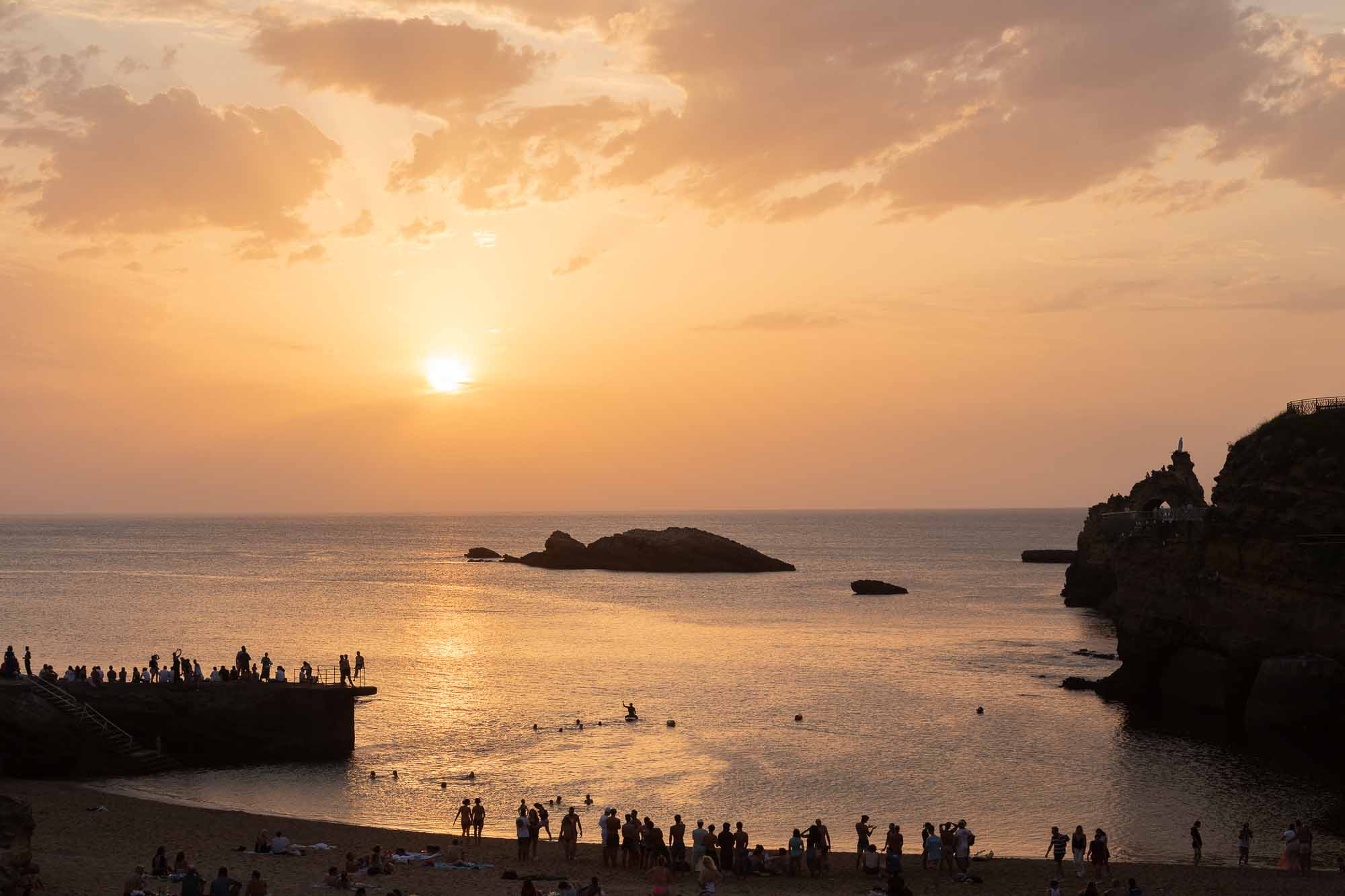 Biarritz, die Perle der baskischen Küste, entfaltet bei Sonnenuntergang