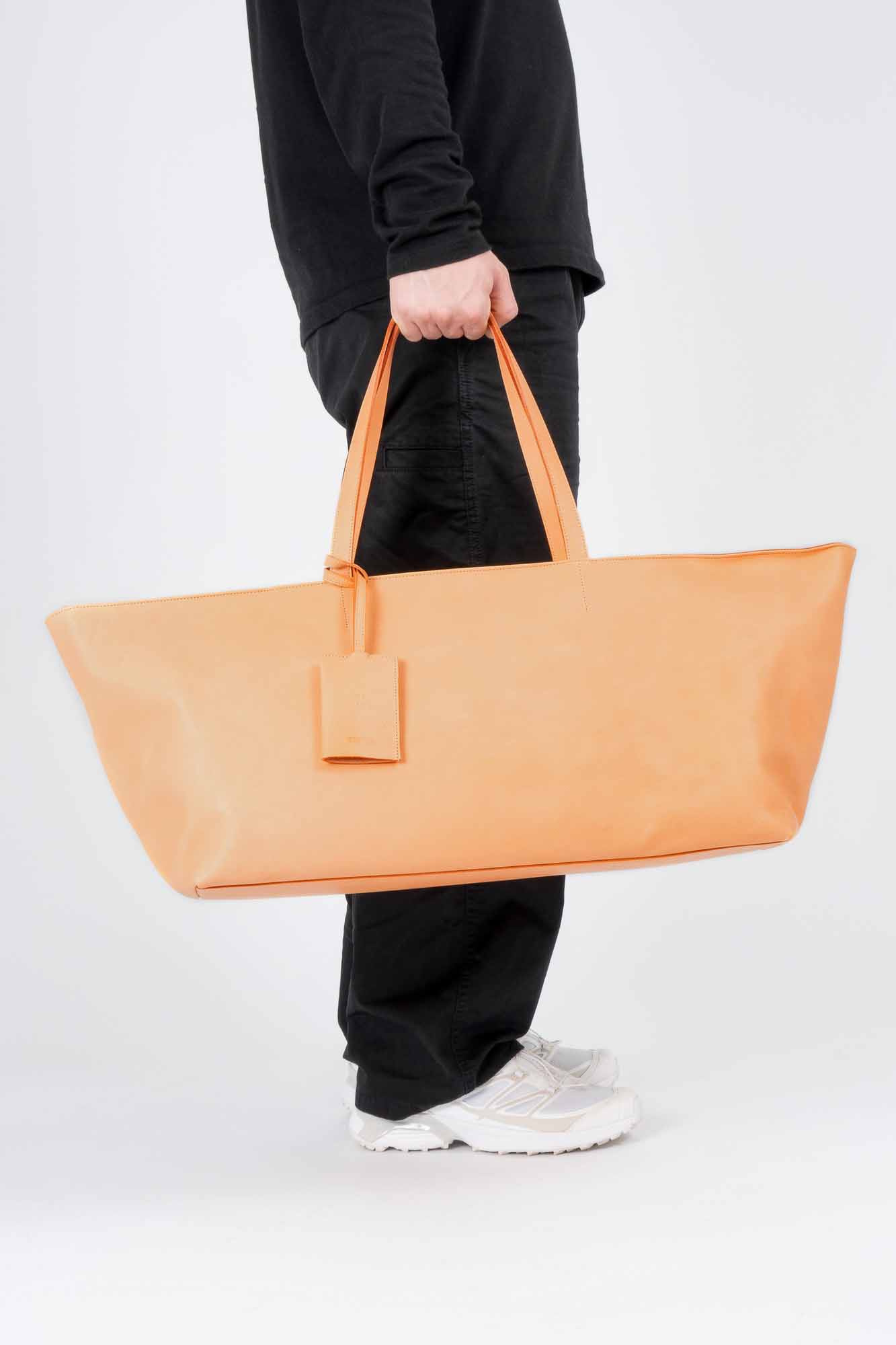 Ledertasche der Bauhaus-Kollektion von PB0110 und Tecta