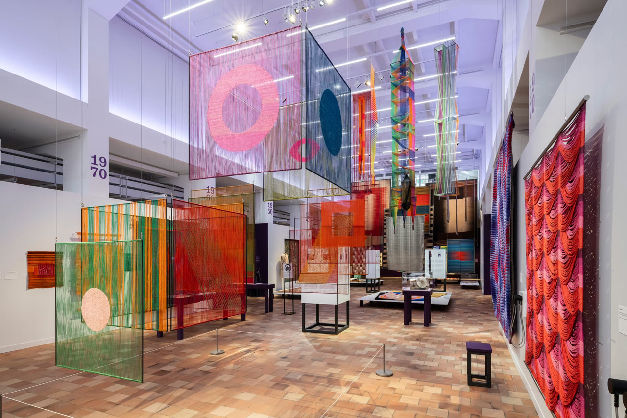 Ausstellung Textile Manifeste – von Bauhaus bis Soft Sculpture, 14.2.-12.7.2025, Museum für Gestaltung Zürich, Ausstellungsstrasse, Foto: Umberto Romito & Ivan Šuta, Museum für Gestaltung Zürich/ZHdK. Zürich