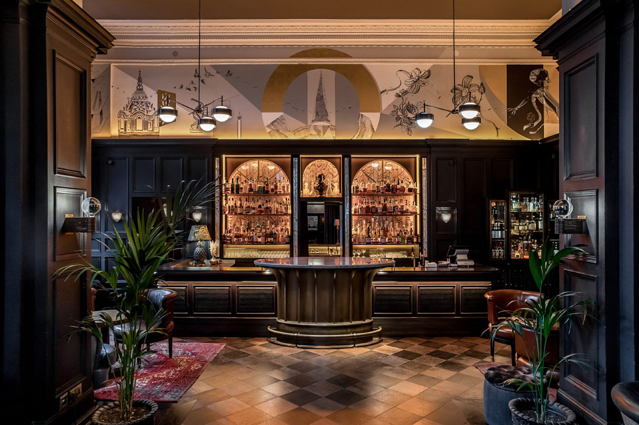 Die Bar im Kimpton Fitzroy London kombiniert viktorianische Elemente mit zeitgenössischem Lichtdesign. Die Bar im Kimpton Fitzroy London kombiniert viktorianische Elemente mit zeitgenössischem Lichtdesign.