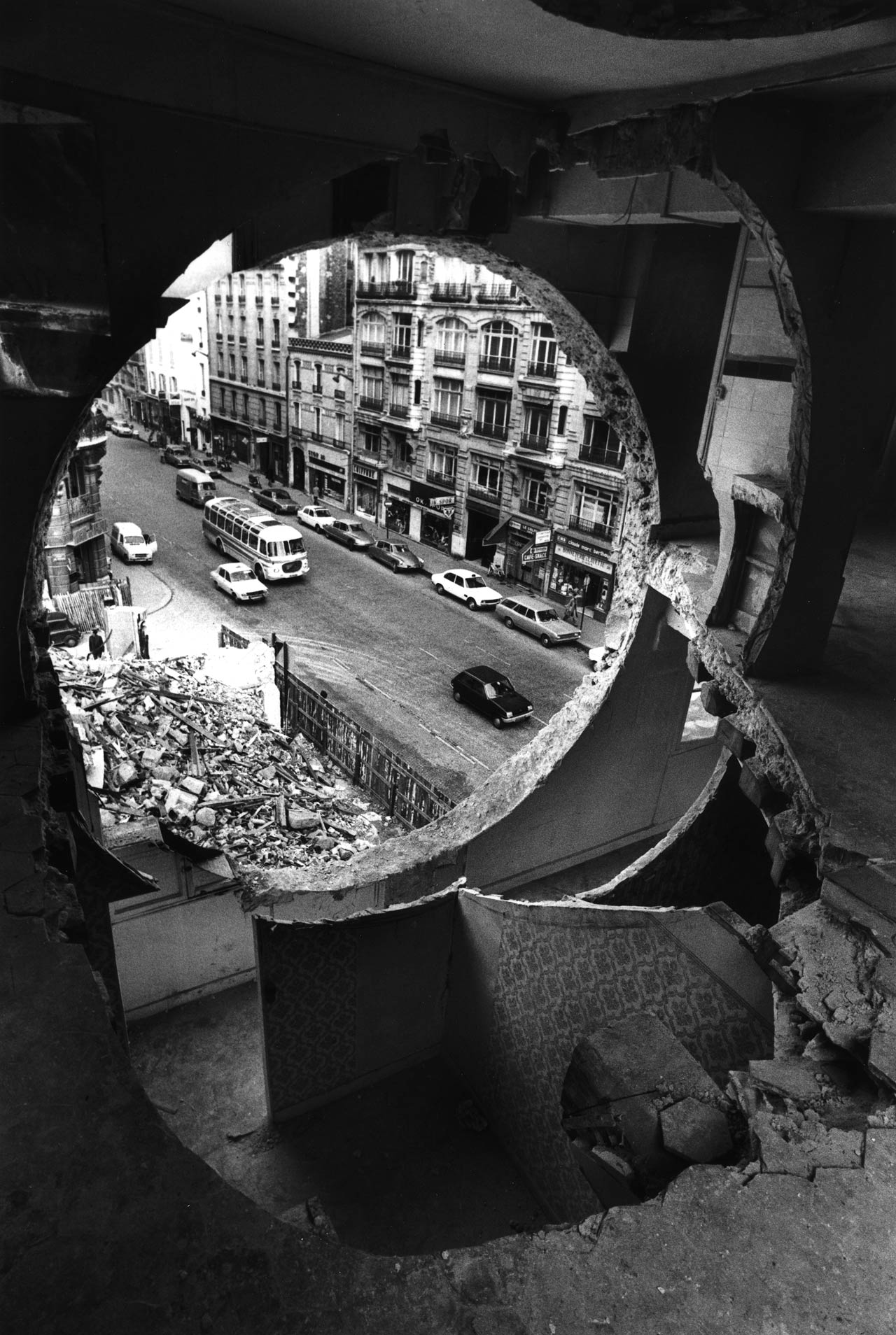 Gordon Matta-Clark, Conical Intersect, 1975, Courtesy Electronic Arts Intermix (EAI), New York & Estate of Gordon Matta-Clark, © VG Bild-Kunst, Bonn 2025. Gordon Matta-Clark, Conical Intersect, 1975, Courtesy Electronic Arts Intermix (EAI), New York & Estate of Gordon Matta-Clark, © VG Bild-Kunst, Bonn 2025.