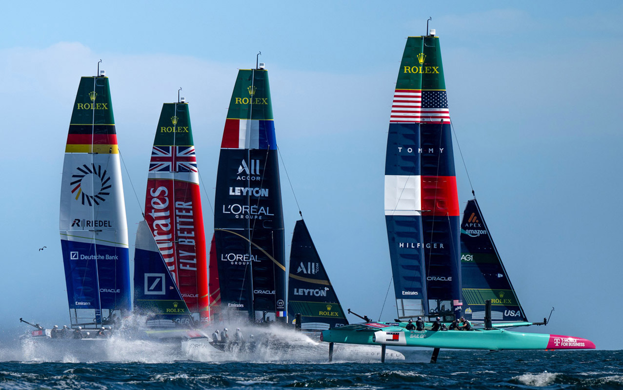 Enges Rennen - Doppelpunkt - Das Teilnehmerfeld liegt immer wieder nah beisammen. Foto: Jason Ludlow for SailGP. Enges Rennen - Doppelpunkt - Das Teilnehmerfeld liegt immer wieder nah beisammen. Foto: Jason Ludlow for SailGP.