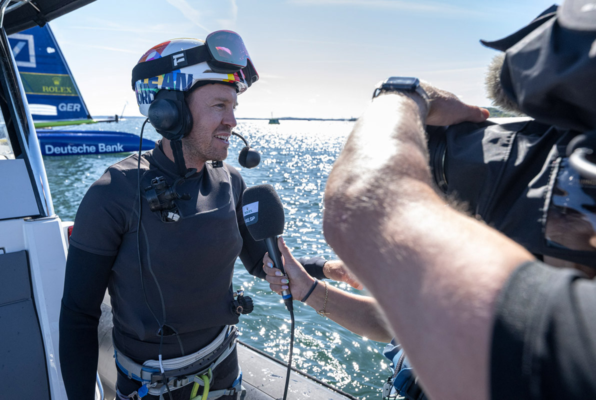 Sebastian Vettel, ehemaliger Formel 1-Pilot und Miteigentümer von Team Germany, übernahm zwischen zwei Rennen das Steuer des deutschen Katamarans. Foto: Ricardo Pinto for SailGP. Sebastian Vettel, ehemaliger Formel 1-Pilot und Miteigentümer von Team Germany, übernahm zwischen zwei Rennen das Steuer des deutschen Katamarans. Foto: Ricardo Pinto for SailGP.