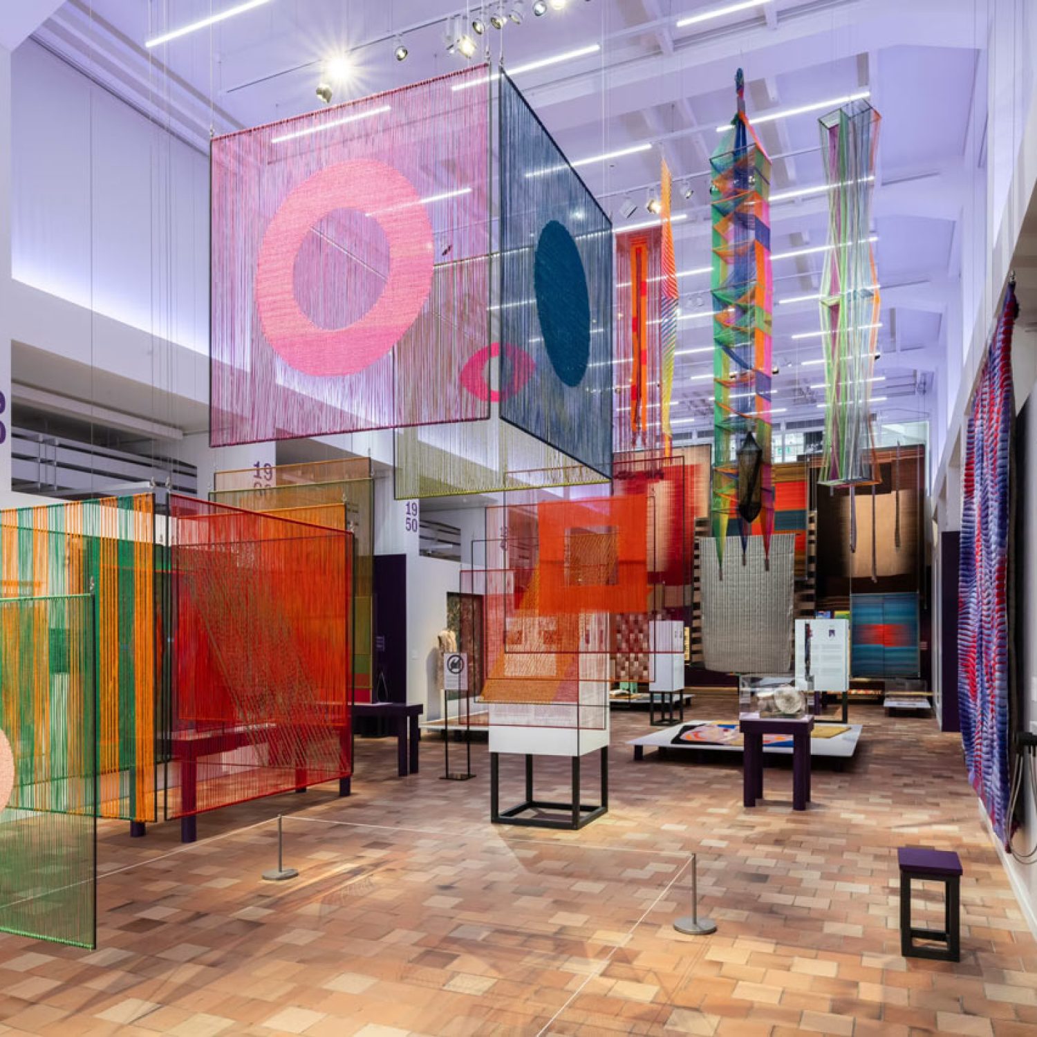 Ausstellung Textile Manifeste – von Bauhaus bis Soft Sculpture, 14.2.-12.7.2025, Museum für Gestaltung Zürich, Ausstellungsstrasse, Foto: Umberto Romito & Ivan Šuta, Museum für Gestaltung Zürich/ZHdK. Zürich